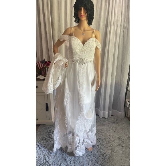 Elegant Lace Wedding Gown with Beaded Bodice and Dramatic Train - Picture 1 of 13